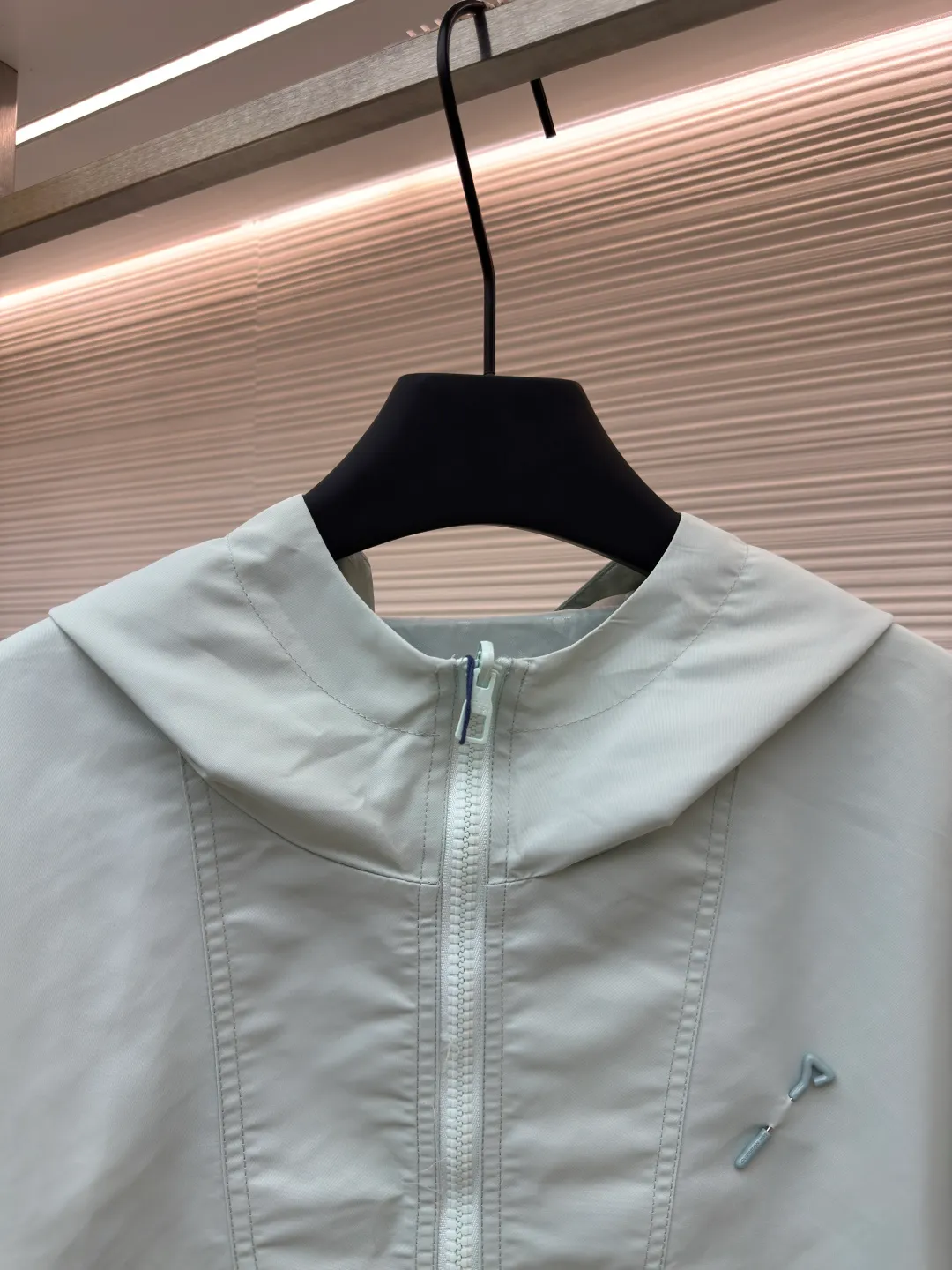 LOUIS VUITTON double-sided windproof pin jacket ●Authentic product: purchased and developed for 22800 ●Item number: 1680473-C55 ●Fabric: polyester fiber fabric ●Technology: jacquard ●Version: fitted version ●Weight: about 565 grams ●Size: 44-46-48-50 ●Description: The solid color fabric is made of nylon encrypted matt twill fabric, and the jacquard fabric on the other side is made of 50D nylon yarn-dyed jacquard fabric. The solid color front panel is laser-burned, hand-made of white copper, with a triangle pin with logo and glossy finish. The front panel pocket uses a hardware keychain to hang a folding clothing tag, and the jacquard letters on the front chest placket are made of single-piece flowing pure It is cut by hand to restore the flower, and all the pieces are numbered. The pockets are also cut with the restored flower number. The fabric is relatively light and silky, and it takes time to cut accurately. The front and center are equipped with a double-circulation puller 5# orbital zipper. The hem and the hood are worn with spiral elastic ropes with ring anti-slip buckles, square pig nose buckles with logo, and all holes are punched with hardware and logo on the cloth-colored cornrows.